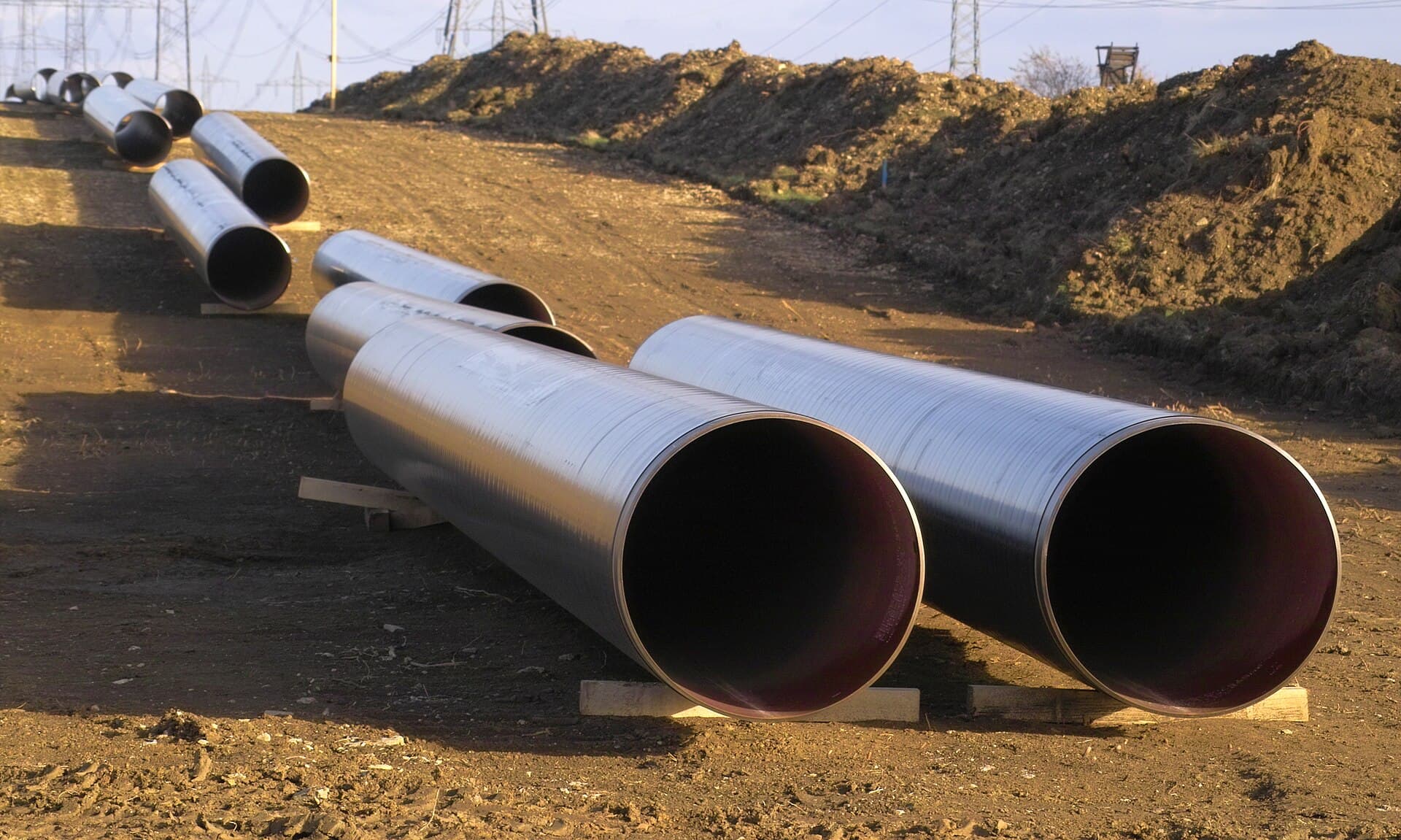 Coated large-diameter pipeline sections laid out along a right-of-way